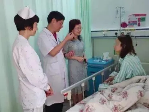 Cô gái 23 tuổi mắc chứng ăn vô độ, mỗi ngày uống 5 lít nước ngọt rồi tự móc họng để nôn 5 lần/ngày