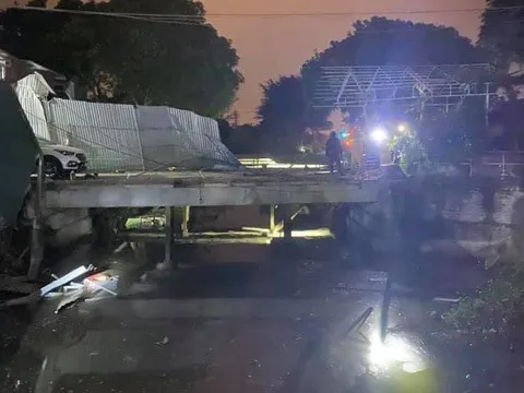 Xe Mercedes lao xuống kênh tưới tiêu, tài xế tử vong thương tâm