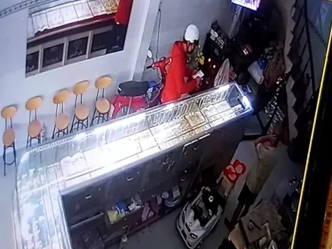 Nam thanh niên đeo khẩu trang kín mặt bất ngờ tấn công, đánh liên tiếp vào mặt chủ tiệm vàng