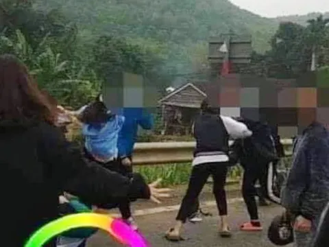Mâu thuẫn trên mạng xã hội, hai nhóm nữ sinh lớp 10 lao vào hỗn chiến bằng mũ bảo hiểm
