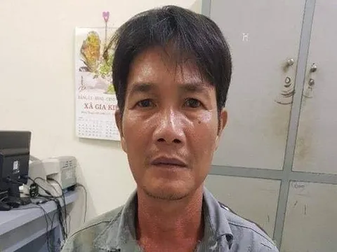 Bố đi mua rượu về nhậu, phát hiện bạn thân dâm ô với con gái tại phòng riêng