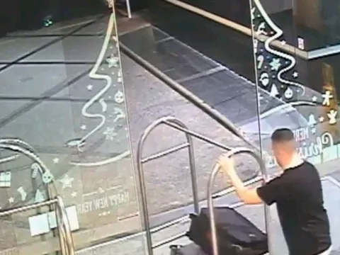Rùng mình khoảnh khắc gã sát nhân ung dung kéo vali chứa thi thể bạn gái mới quen đi phi tang