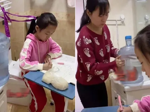 Trị con gái lười học, người mẹ chuyển bàn học vào trong nhà vệ sinh khiến dân tình tranh cãi dữ dội