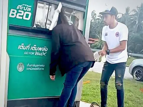 Chạy xe quá tốc độ, người phụ nữ bị kẹp đầu vào tấm biển quảng cáo