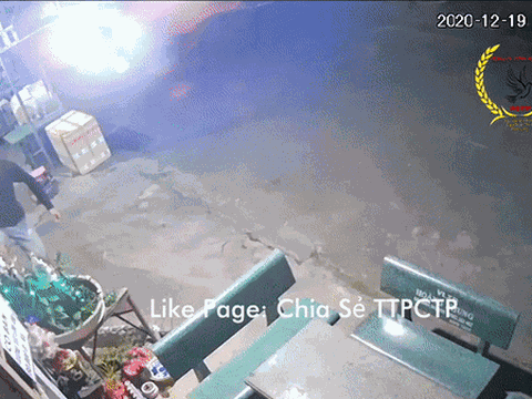 Clip: Đang 'hành nghề' thì bị bắt gặp, tên trộm bị chủ nhà cầm roi truy đuổi chạy trối chết