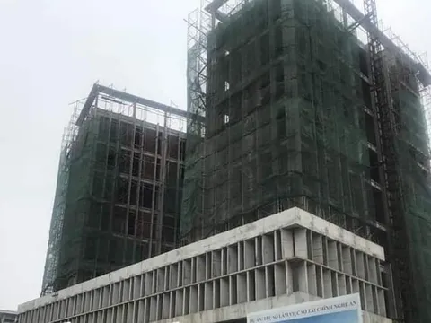 Thang tời rơi từ tầng 3, hàng chục người nhập viện cấp cứu