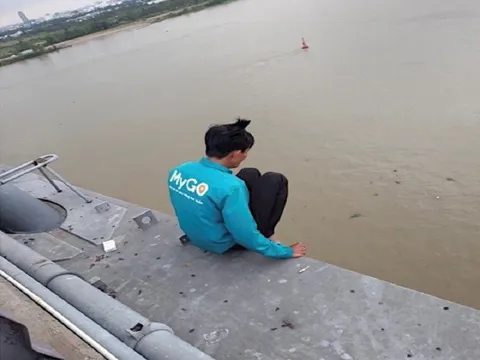 Giải cứu thanh niên có ý định nhảy cầu Cần Thơ để tự tử vì vỡ nợ chứng khoán