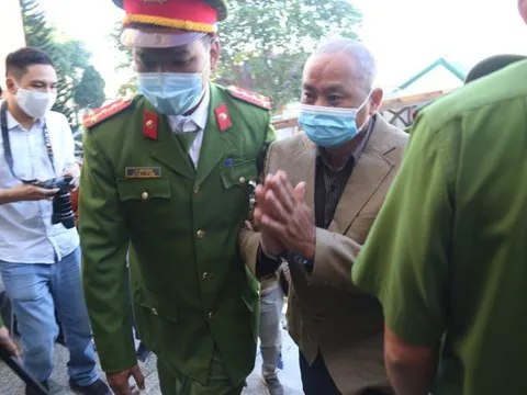 Nguyên Bí thư xã giết em bên vợ, đốt xác, trục lợi bảo hiểm mặc vest, chắp tay bước vào phòng xử án