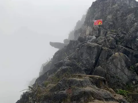 Rơi từ mỏm đá 'tử thần' khi săn băng giá, một phượt thủ gãy xương đùi