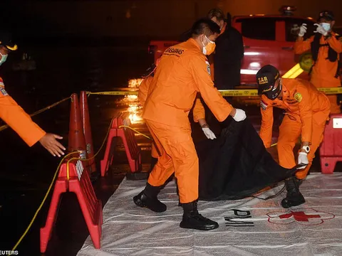 Vụ máy bay rơi ở Indonesia: Cứu hộ đưa xác và các mảnh thi thể của nạn nhân vào bờ