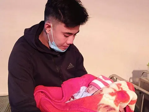 Xót xa bé sơ sinh 10 ngày tuổi bị bỏ bên vệ đường giữa đêm lạnh giá