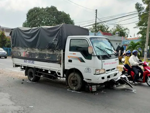 Ngủ gật trong lúc điều khiển, tài xế ô tô tải tông vào hàng loạt học sinh đang trên đường đi học