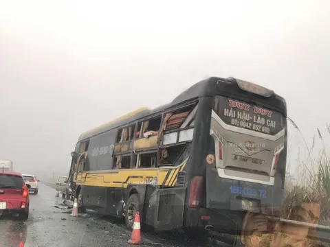 Tự ý quay đầu trên cao tốc, xe tải khiến ô tô khách đâm trúng, hàng chục hành khách hoảng loạn