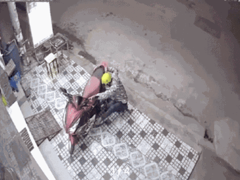 Clip: Rón rén trộm xe máy ngay trước nhà dân, đạo chích xử lý nhanh chỉ hơn 1 phút