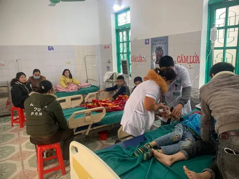 7 học sinh tiểu học nhập viện cấp cứu sau khi ăn sáng
