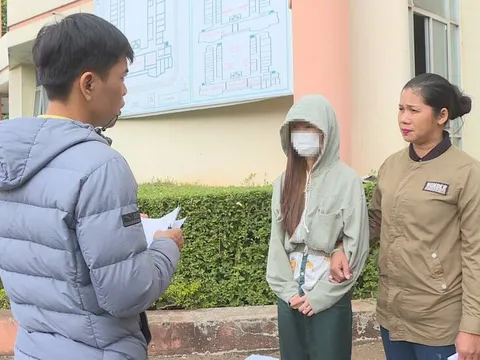 Bắt quả tang nữ sinh viên năm nhất giấu ma túy trong phòng trọ, khai được bạn mới quen ở quán bar cho