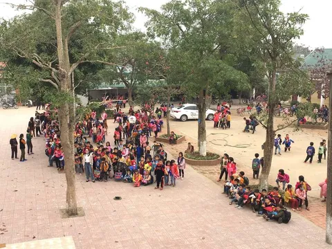 Khói lửa bốc lên nghi ngút trong trường, hàng trăm học sinh tiểu học sơ tán