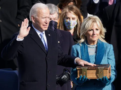 Ông Joe Biden tuyên thệ nhậm chức, chính thức trở thành tổng thống thứ 46 của Mỹ