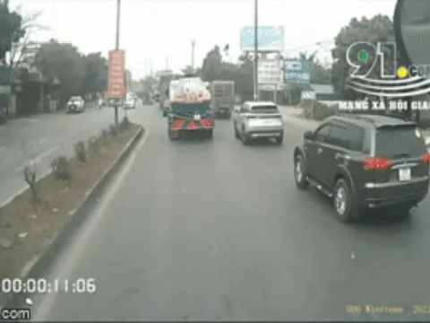 Clip: Tài xế ô tô chủ động dừng xe, đưa cụ bà sang đường khiến nhiều người xúc động
