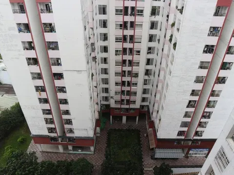 Một học sinh cấp 3 rơi lầu nằm bất động dưới sân chung cư