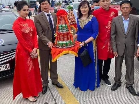 Không vào được Quảng Ninh đón dâu do dịch COVID-19, gia đình đôi bên đã trao lễ ngay tại trạm thu phí