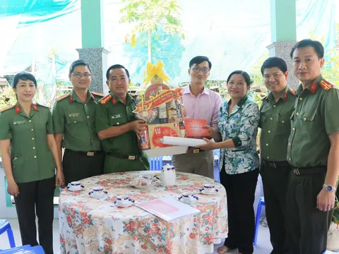 An Giang: Thăm, chúc tết gia đình AHLLVTND và nguyên lãnh đạo tỉnh, Công an tỉnh