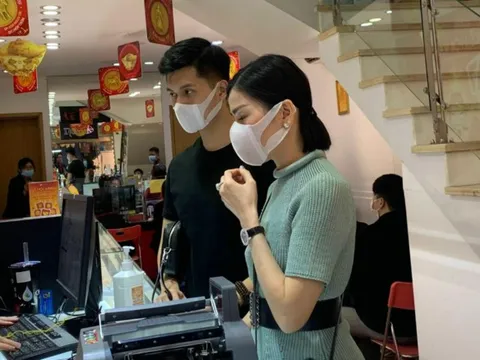 Lệ Quyên và 'tình trẻ' Lâm Bảo Châu lộ ảnh mua nhẫn cưới?