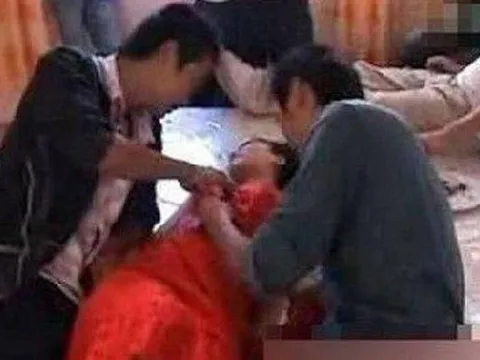 Bị say rượu khi bạn thân nhờ làm phù dâu, cô nàng hốt hoảng khi tỉnh dậy với 2 người đàn ông bên cạnh