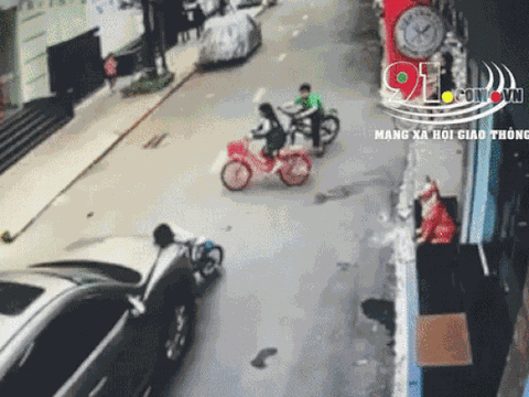 Clip: Rùng mình cảnh nữ tài xế nghi đạp nhầm chân ga, tông vào 3 đứa trẻ đang đạp xe