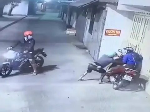 Nhóm cướp táo tợn chặn đầu xe, dùng bình xịt hơi cay tấn công đôi nam nữ để cướp túi xách