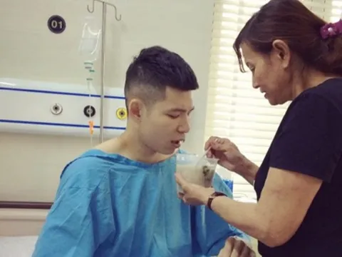 'Phi công' của Ngọc Trinh lên bàn mổ ở tuổi 20: Nước mắt chảy ròng, mẹ đút từng thìa cháo
