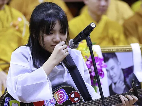 Con gái Vân Quang Long bị bạn bè tẩy chay, nức nở đòi mẹ cho nghỉ học