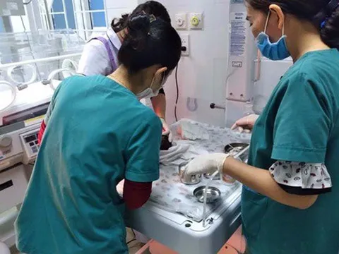 Bé gái sơ sinh bị bỏ rơi tại bãi biển Quảng Bình