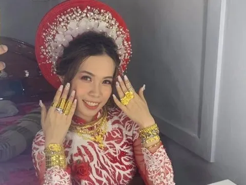 Cô dâu Cà Mau đeo vàng 'trĩu cổ' nhưng gia thế 'xuất sắc' mới là điều gây chú ý
