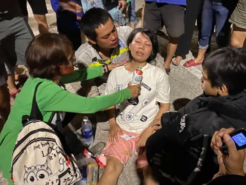 Bé trai 7 tuổi đuối nước khi đi tắm biển cùng anh trai, mẹ đang mang thai khóc ngất khi nhận thi thể con