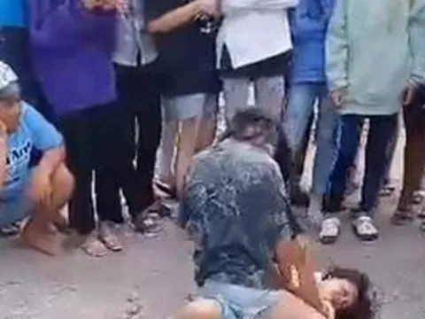 Hai nữ sinh đánh nhau túi bụi ở bãi đất trống, đám đông cổ vũ và quay clip tung lên MXH