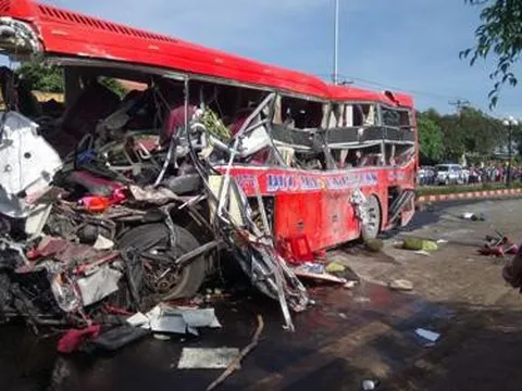 Xe khách nát bét sau cú tông mạnh: Nạn nhân đau đớn kể lại vụ tai nạn kinh hoàng