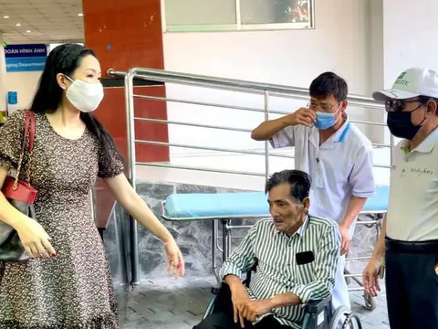 Hé lộ tình trạng sức khỏe hiện tại của nghệ sĩ Thương Tín: Đi lại khập khiễng, tự chạy xe máy tự ngã