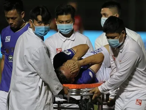 Vợ Đỗ Hùng Dũng khóc nức nở, bay gấp vào TP.HCM khi biết chồng gãy chân