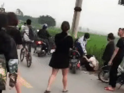 Phẫn nộ cảnh nam sinh đánh túi bụi vào đầu nữ sinh trên đường giữa tiếng hò reo cổ vũ của nhóm bạn