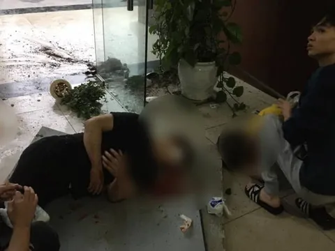 Hà Nội: Thủng trần chung cư, đôi nam nữ rơi lọt xuống đất trọng thương