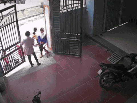 Clip: Bé gái bất ngờ lao ra đường và cú đâm xe ám ảnh