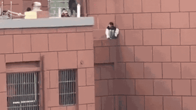 Clip: Thót tim khoảnh khắc người đàn ông giải cứu cô gái đang nhảy lầu tự tử