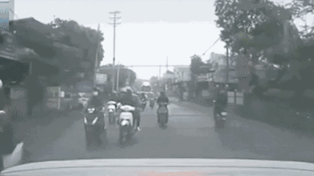 Clip: Chạy xe máy vỗ mông cô gái rồi bỏ chạy, 2 thanh niên loạng choạng va vào đuôi ô tô