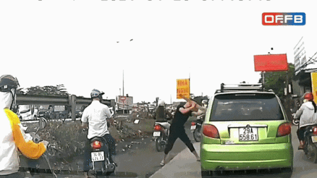 Clip: Đấm tài xế 10 phát liên tục, thanh niên còn dùng gậy đập vỡ kính ô tô