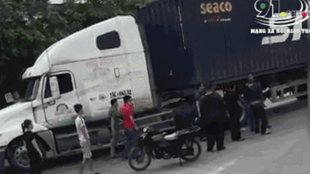 Chạy xe máy đâm thẳng vào sườn container, nam thanh niên tức giận hành hung tài xế