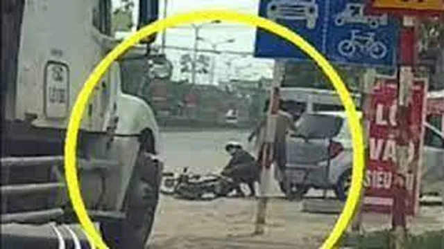 Sang đường ẩu, người đàn ông bị tài xế cầm mũ cối đập tới tấp