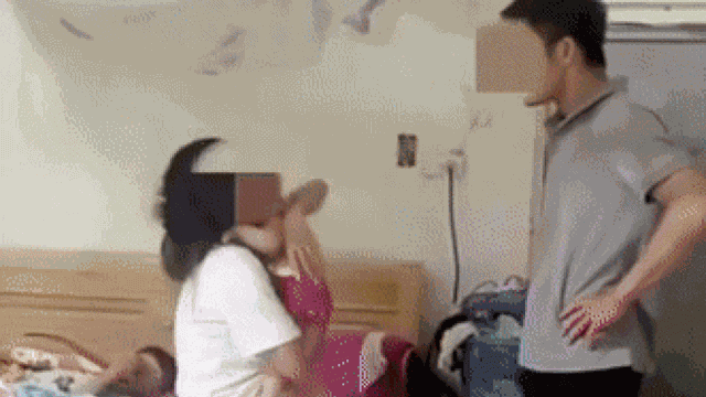 Clip: Chồng tát vợ 'cháy má' mặc con nhỏ khóc ngặt nghẽo: '8h mày mới ngủ dậy!'