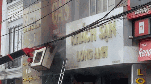 Thót tim cảnh giải cứu 3 mẹ con ngay trước khi loạt bình gas phát nổ liên tiếp gây cháy dữ dội