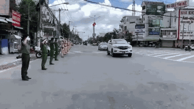 Khóc nghẹn trước khoảnh khắc đồng đội tiễn biệt đại úy công an hy sinh khi làm nhiệm vụ chống dịch